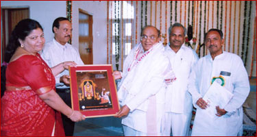 Veteran actor Nageshwara Rao being felicitated by Shobha Raju