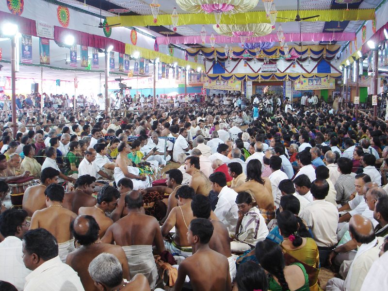 DSC03299.JPG - The packed mantap on aradhana morning