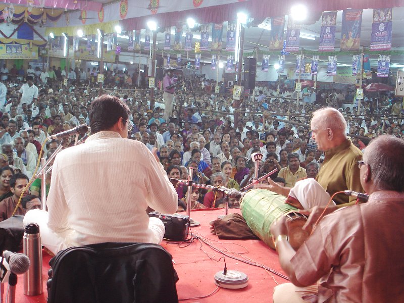 DSC03331.JPG - Mridangam vidwan Umayalpuram Sivaraman plays a tani during the concert of Sikkil Gurucharan on aradhana evening