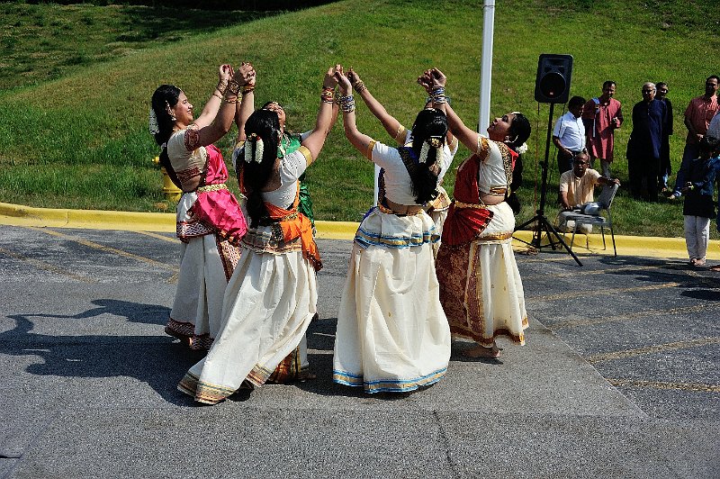 6-Kolaattam.jpg - Kerala Style Dance – to Cheti Mandaaram